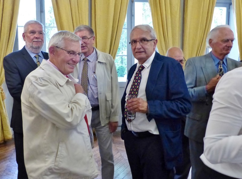 01_P1120961 (Clement).jpg - Après les discours, l'apéritif...